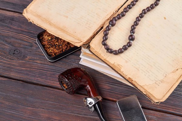 Comment choisir et associer des accessoires pour une tenue de réception d'art contemporain ?