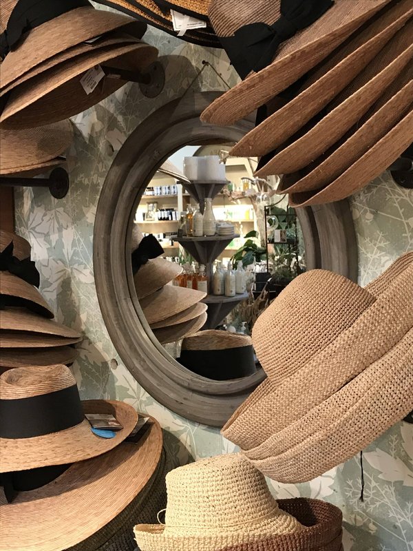 Quelles options de chapeaux pratiques et élégants pour les vacances en croisière?