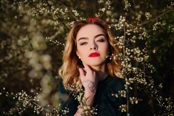 Quelles astuces pour intégrer des boutons de manchette dans une tenue féminine pour un événement formel?