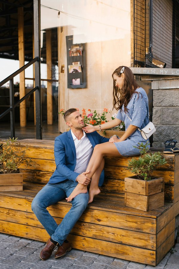 Comportement d'un homme timide amoureux : signes révélateurs