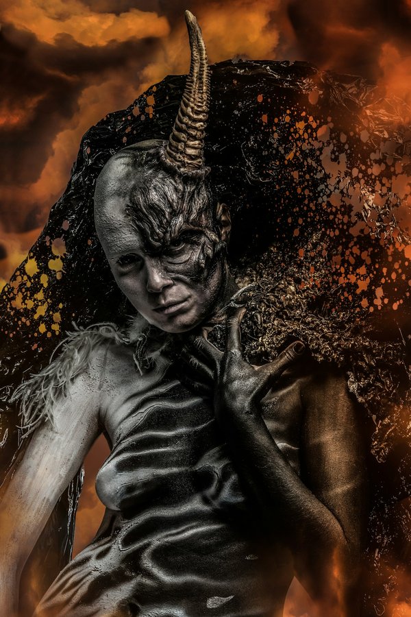 Explore les trésors du tableau gothique au satan shop